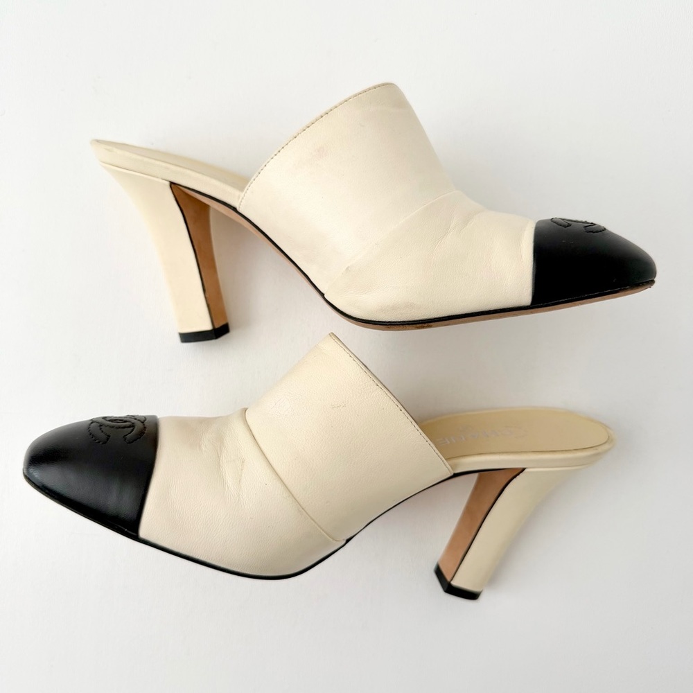 CHANEL || Ivory Leather Black Cap Toe CC Mule Heels Slides EU 37C - Picture 2 of 13